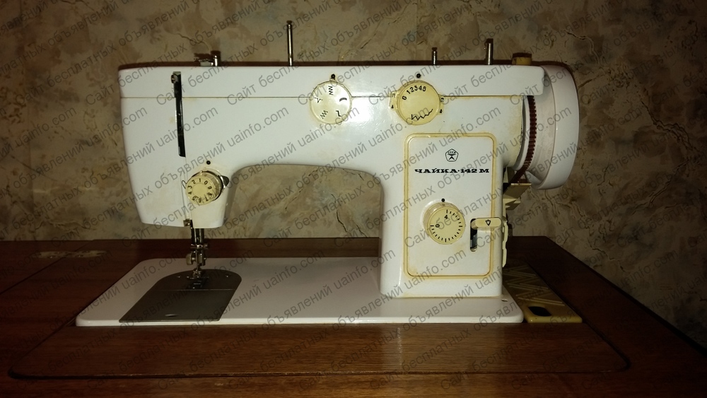 Фото: Продам швейную машинку Чайка 142 М с электрическим и ножным приводом 