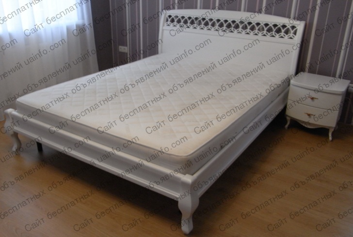 Фото: Кровать с резным изголовьем софа
