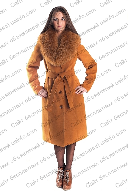Фото: Классическое женское пальто со съемным меховым воротником